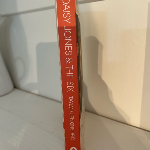 Daisy jones and the doc paperback excellent used condition - Picture 3 of 6